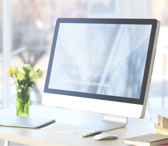 自然光の入る明るい室内でのパソコン作業環境の写真