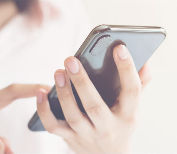 モバイル端末での確認や作業を連想させるイメージ写真